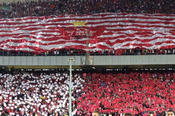 حاشیه دربی ۸۸؛ پرسپولیسیها زبالهها را جمعآوری کردند