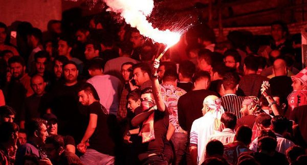 حمله 8 مهاجم مسلح به سلاح سرد به هواداران سرخابی در درب شرقی ورزشگاه آزادی دهها موبایل به سرقت رفت