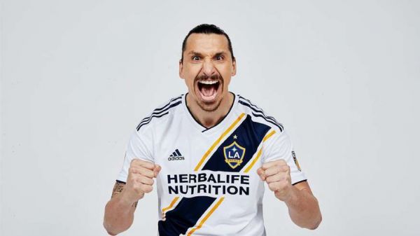 کامنت عجیب زلاتان درباره عکسش با میکی موس گوفی و میکی