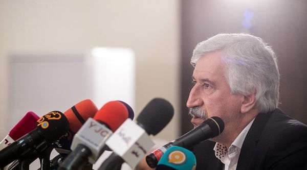 ملکی شفر دربی را هم میباخت از او حمایت میکردیم شفر باید از خارجیها راضی باشد نه ما