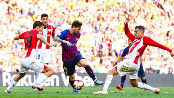  عکس روز  خشم شدید مسی از داور بازی که منجر به کارت زرد شد