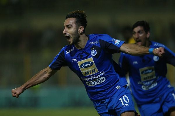 عکس نوشت روح الله باقری رفته رفته تبدیل به مهاجم مهمی در استقلال می شود، از همانهایی که هم محبوب سکوهاست و هم انتخاب اول مربی برای نوک حمله روح الله در بازی امشب با ورود به زمین و زدن تک گل پیروزی بخش تیمش گام بزرگی برای این مهم برداشت