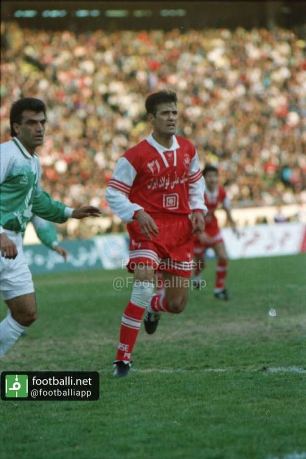  عکس نوشت  رضاترابيان و بيژن طاهري در نمايي از بازي پرسپوليس و شموشك نوشهر در سال ٧٥ كه به برتري پنج گله سرخپوشان انجاميد