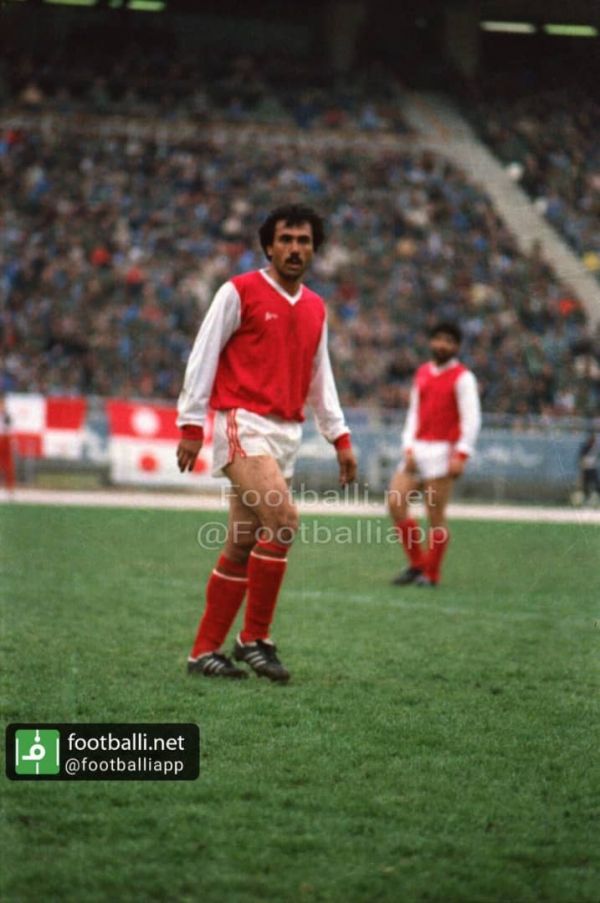  عکس نوشت  ضياء عربشاهي هافبك دفاعي انرژيك و شوتزن پرسپوليس در دهه شصت   شوت های پرقدرت عربشاهی هنوز هم در خاطر علاقه مندان فوتبال و پرسپولیس است