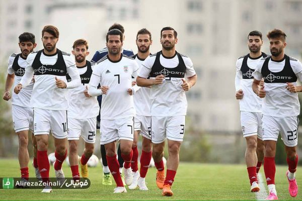  عكس نوشت  داستان اين چند نفر  تراكتوريهاي سابق و فعلي پرسپوليسيهاي سابق و فعلي ، سايپاييهاي سابق و فعلي   چيزي كه بين اين جمع زياد است وجه اشتراكات تيمهاي باشگاهيست