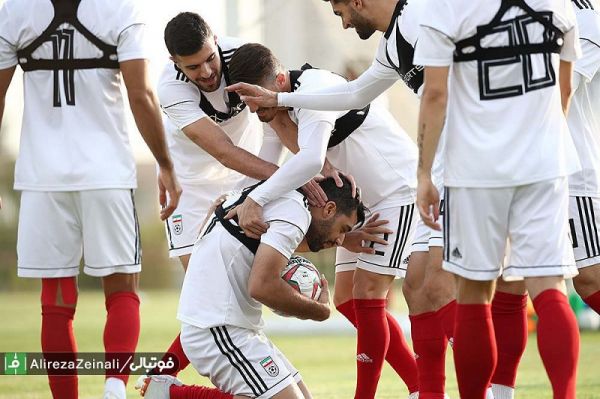  عکس نوشت  احتمالا بچه های تیم ملی یاد موقعیت طلایی و از دست رفته مهدی طارمی مقابل پرتغال افتاده اند که اینطور بر سرش ریخته اند و نوازشش می کنند  جای ما هم او را ناز کنید