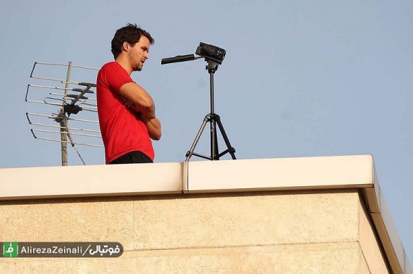  عکس نوشت  یکی از دستیاران کی روش وظیفه تصویربرداری از فعالیت های بازیکنان را دارد  این تمرینات دوباره توسط کادر فنی دیده می شود و جزئیات مفیدی از آن استخراج می شود  آنهایی که کی روش را می شناسند، می دانند که او عاشق جزئیات است