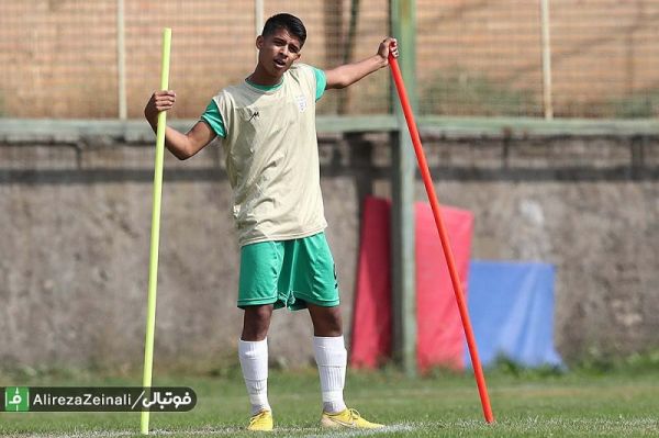  عكس نوشت  با همان چهره بيبي فيس ، با همان شيطنت ذاتي ، با همان قامت ريزه ميزه ، تمرين تيم ملي اميد تحت تأثير مهدي قائدي، كه اين روزها خوشحال از استقلال به تيم اميد ملحق شده است