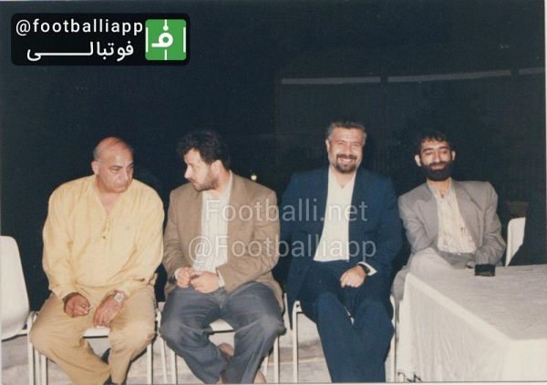  عکسی از زنده یاد بهرام شفیع و کیومرث صالح نیا گزارشگران اعزامی صدا و سیما به دوحه قطر برای پوشش بازی قطر - ایران در رقابتهای مقدماتی جام جهانی ۱۹۹۴ و گفت و گو با حشمت مهاجرانی