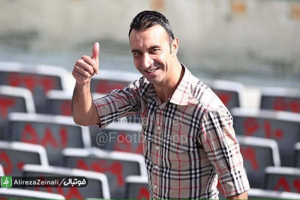  عكس نوشت  مهمان ويژه تمرين تيم ملي كسي بود كه خودش سابقه دو دوره حضور در جام ملتها را دارد رضا عنايتي در چين و مالزي عضو تيم ملي بود و يك بار با برانكو سوم آسيا شد و يك بار با امير در يك چهارم حذف شد