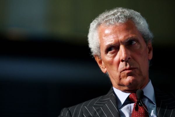  مورینیو تنها نشسته بود و اشک می ریخت