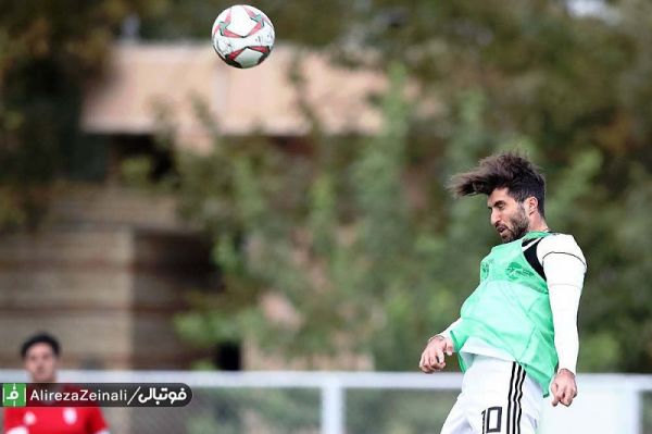  عكس نوشت  چند وقتي است از موقشنگها در فوتبال ايران خبري نيست، كريم انصاريفرد وقتي با چشمان بسته ضربه سر مي زند اين گونه مورد شكار دوربين عليرضا زينلي قرار مي گيرد  علي دايي كجايي كه يادت بخير