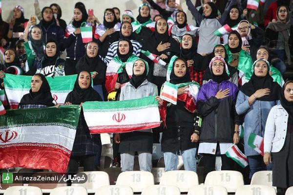  گزارش تصویری از حضور بانوان در ورزشگاه آزادی؛ شاید بتوان گفت پیکار ایران و بولیوی مقدمه ای برای حضور خانم های ایرانی در مسابقات آتی فوتبال در کشورمان باشد  بدون شک سال ها بعد درباره این عصر بارانی و دلپذیر بیشتر خواهند نوشت؛ پاگشای آزادی