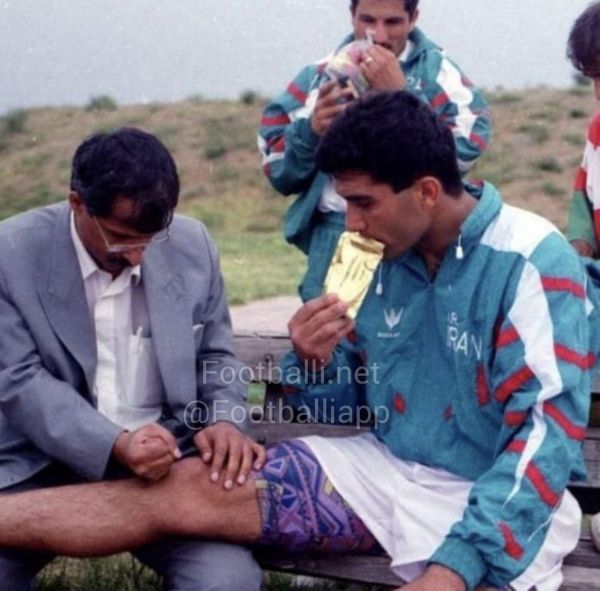  درمان زانوى احمدرضا عابدزاده با مشت، در حال نوشيدن سانديس