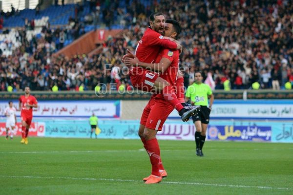  دو گلزن پدیده در یک قاب  گلهای یونس شاکری و محمدرضا خلعتبری باعث شد پدیده بعد از دو هفته، دوباره پیروز شود و نتایج بازیهای فردای لیگ تاثیری روی صدرنشینی این تیم نخواهد گذاشت