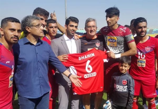 برانکو پس از اهدای پیراهن شماره ۶ به ایزدیار مقابل السد با هم جشن صعود به فینال را میگیریم + عکس