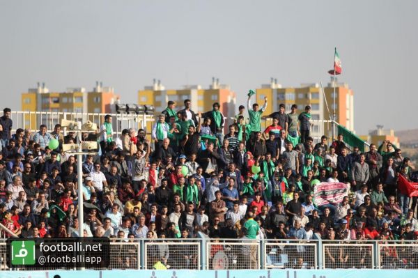  پاسخ هواداران ماشین‎سازی به درخواست رضا مهاجری که از فوتبالدوستان آذربایجانی خواسته بود از  تیمش مثل تراکتورسازی حمایت کنند ورزشگاه بنیان دیزل تبریز امروز میزبان تماشاگران نسبتا زیادی بود   عکس  وحید عبدی