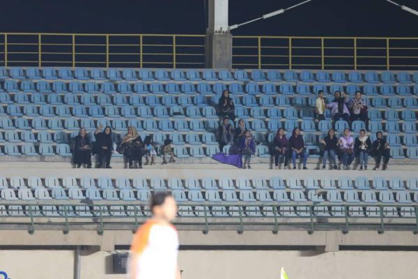  بازی تیم‌های کارون اروند و مس کرمان در لیگ یک تماشاگران ویژه ای داشت  تماشاگرانی که امیدواریم هر هفته شاهد حضور آنها در تمام ورزشگاههای کشورمان باشیم  این عکس را سایت ورزش سه منتشر کرده است