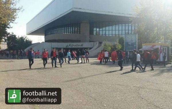عکس نوشت هیچ بعید نیست امروز به نیمه نرسیده، ورزشگاه آزادی مملو از جمعیت بشود پیش از این قرار بود ساعت 12 ظهر درهای آزادی باز بشوند اما ترافیک شدید اطراف استادیوم باعث شد تا مسئولان ورزشگاه تمامی درهای پارکینگ و ورودی مجموعه آزادی را باز کنند