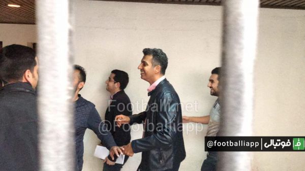  عادل فردوسی‌پور برای گزارش بازی وارد ورزشگاه شد