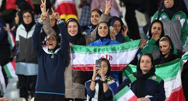 زمانآبادی تمیز کردن استادیوم از سوی خانمها خودجوش بود