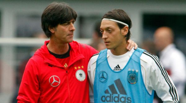 کاریکاتور اشکهای جانسوز یواخیم لو در فراق اوزیل