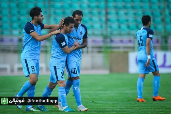  مهدی شیری زننده یکی از زیباترین و البته عجیب‎ترین گلهای لیگ برتر بود  مدافع پیکان توانست از فاصله حدودا 40 متری دروازه مظاهری را باز کند  عکس علی خدایی