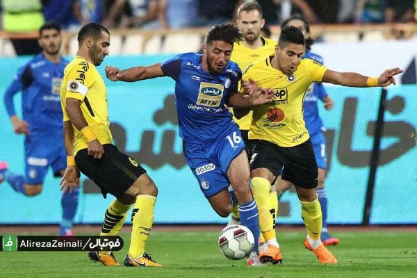 مظفری داور پنالتی استقلال را ندید پنالتی سپاهان به درستی مردود شد