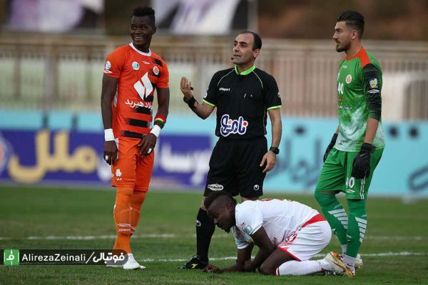 داور بازی سایپا و پرسپولیس از درگیری بازیکنان مات و مبهوت ماندم قرار نبود سیدجلال را وسط زمین بُکُشم