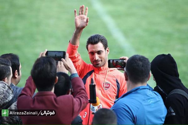  عكس نوشت  بعد از يك بيست و چهار ساعت پرحاشيه و پر از درگيري، حالا شجاع مقابل خبرنگاران قرار گرفته   همه از خليل زاده توقع شجاعِ مقابلِ السد را دارند نه خليل زاده روبروي سايپا