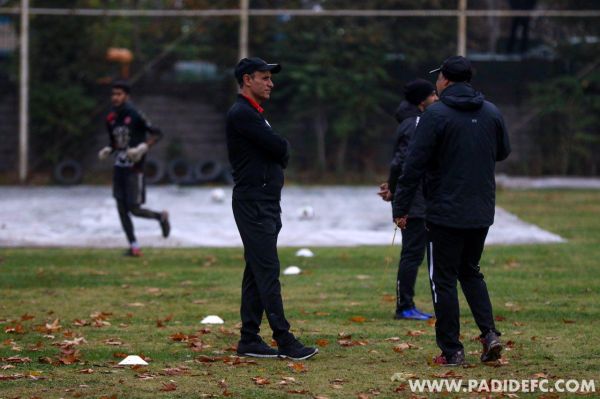  یحیی گل‎محمدی بعد از غیبت چند روزه در تمرینات پدیده، با قولی که از مدیران باشگاه برای حل مشکلات مالی گرفته، دوباره به مشهد برگشت تا صدرنشین لیگ را برای بازی بعدی آماده کند