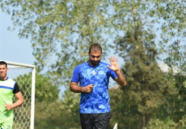  قرارداد مازیار زارع با ملوان بندر انزلی امضا شد  مشکل محمد احمدزاده برای نشستن روی نیمکت ملوانان