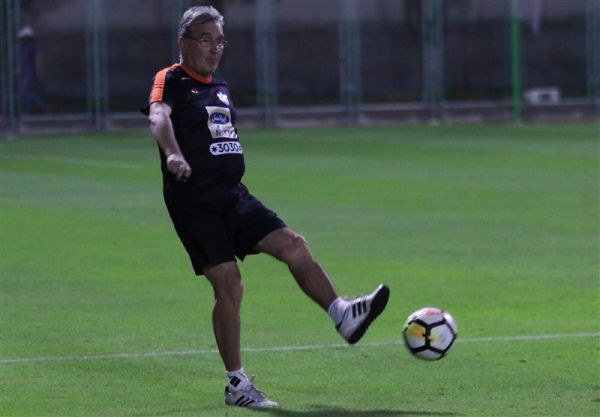 آخرین اخبار پرسپولیس از ژاپن عکس یادگاری برانکو با جام قهرمانی آسیا حضور انصاری در نشست خبری