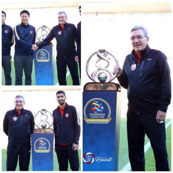  عکس یادگاری مربیان پرسپولیس و کاشیما با جام قهرمانی