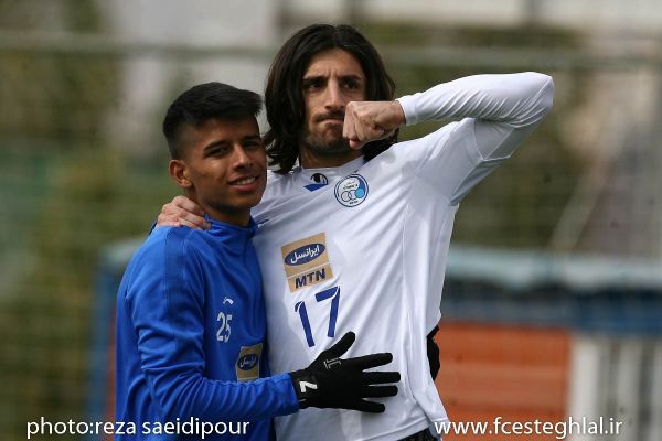  همام طارق  علاقه خاصی به انجام کارهای عجیب دارد  او بعد از سیلی زدن به صورت اسماعیلی بعد از گل او در بازی با سایپا، امروز اینگونه جلوی دوربین باشگاه ژست گرفت