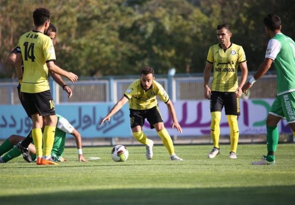 روحالله سیفاللهی طوری مرا زدند که ۲ متر به عقب پرت شدم یک کودک هم میفهمد آن صحنه پنالتی بود