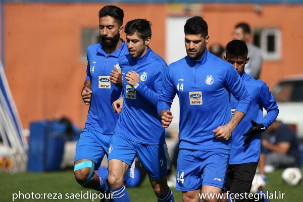  در نبود وریا غفوری، دفاع راست استقلال در بازی فردا مقابل ماشین‎سازی یا خسرو خواهد بود یا فرشاد محمدی مهر  البته نمایش محمدی‎مهر جلوی سایپا آنقدر بد بود که شاید خسرو دوباره به ترکیب برسد