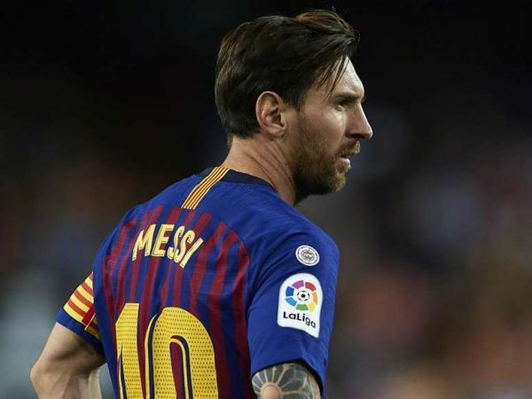 کاریکاتور مسی با دست شکسته وارد میشود