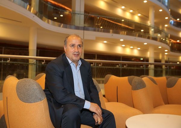 تاج برای استقبال از شیخ سلمان به فرودگاه رفت