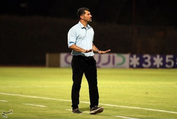 داریوش یزدی انتظار دارم آقایی که ۱۰۰ بازی ملی دارد دنبال فنی بازی کردن باشد نساجی ۲۰ بازیکن اضافه داشت