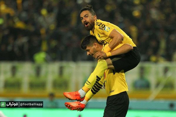  دو گلزن سپاهان در یک قاب  گلهای کی‎روش استنلی و خالد شفیعی باعث شد سپاهان فقط یک امتیاز با پدیده صدرنشین فاصله داشته باشد  عکس  علی خدایی