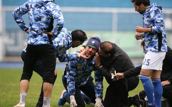  اشکان نامداری مربی دروازه بان های استقلال در تمرین امروز آبی ها با مصدومیت مواجه شد  در اثر اصابت توپ با صورت نامداری، بینی او خون ریزی کرد