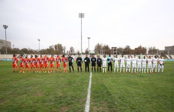 حاشیه بازی سایپا - ماشینسازی تبریز حضور پروین در دستگردی و تذکر داور به دایی