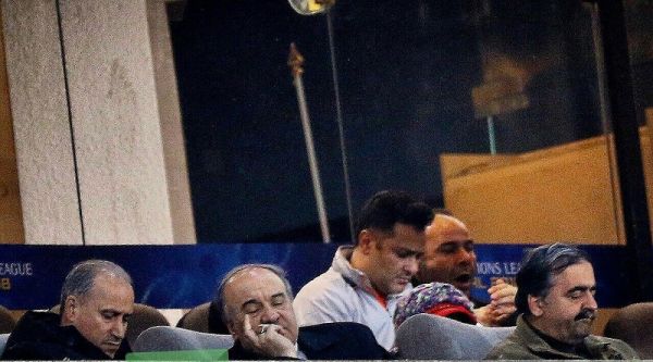  کانال تلگرام روزنامه پیروزی با انتشار این عکس نوشت  وزیر ورزش هنگام برگزاری دیدار تیم ملی مقابل ترینیداد و توباگو برای دقایقی به خواب رفت