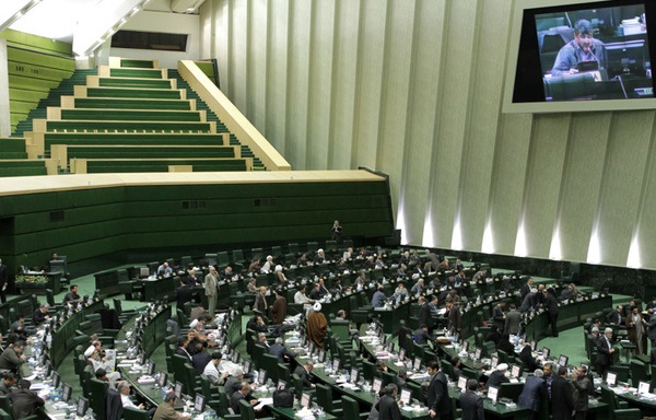 قاضیزاده هاشمی عضو فراکسیون جوانان مجلس افراد دارای حتی یکروز سابقه بازنشستگی نیز شامل قانون منع بکارگیری بازنشستگان میشوند