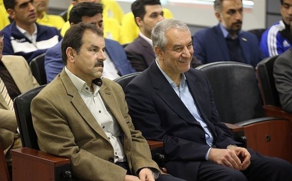 مرتضی کریمی آقای اصفهانیان شما بازنشسته هستی و باید صندلی ریاست را بگذاری و بروی کامرانیفر را کنار گذاشتند و حالا نوبت رفعتی است