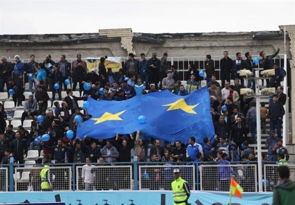 حاشیه بازی استقلال - استقلال خوزستان نصب بنر رحمتی و عدم حضور دو بازیکن در لیست ۱۸ نفره شفر+عکس