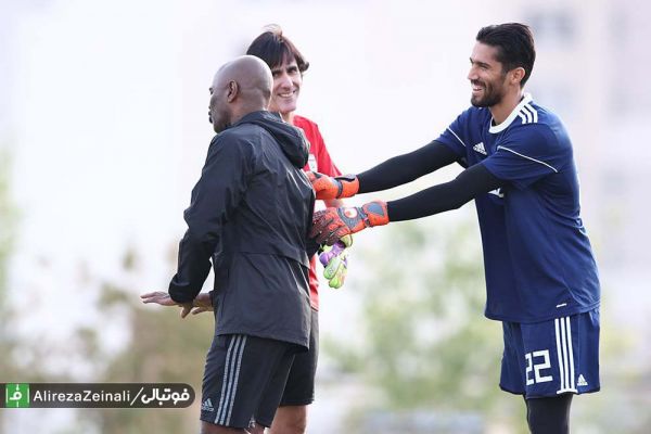 شعار علیه کی روش، تشویق برانکو و کریمی اعتراض خبرنگاران به حضور کروز + عکس