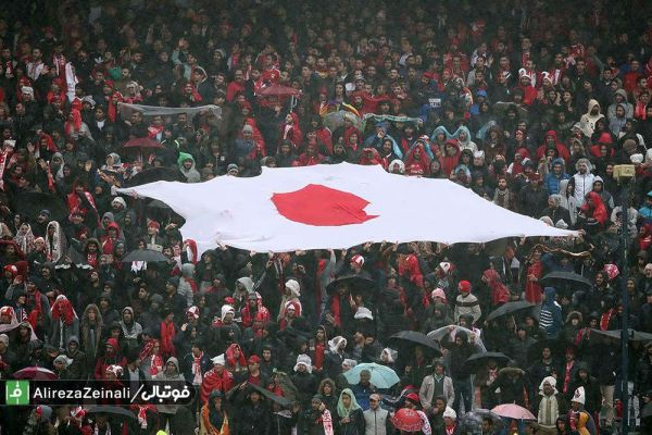  آخرش هم مشخص نشد طرفداران تراکتورسازی پرچم ژاپن را در حمایت از سوگیتا به استادیوم آوردند یا قصد اذیت پرسپولیسی‎ها را داشتند