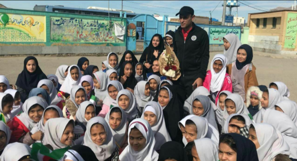 گلمحمدی با کودکان یکی از مدارس محروم مشهد دیدار کرد